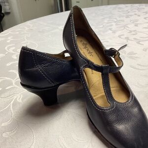 Softspots Women's Navy Leather Flats  8 MARY JANES